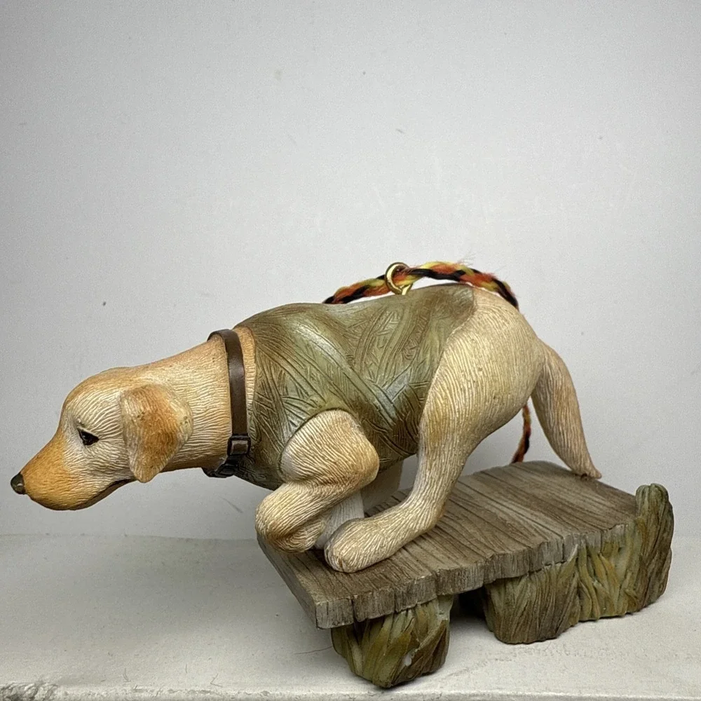 Yellow  Labrador‎ Retriever ornament Hunting.